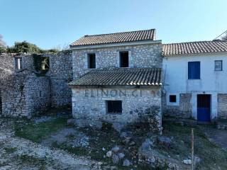 Ημιτελής πέτρινη οικία στον Αλέξανδρο Λευκάδας