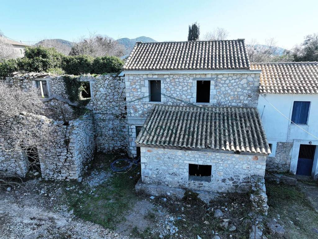 Ημιτελής πέτρινη οικία στον Αλέξανδρο Λευκάδας