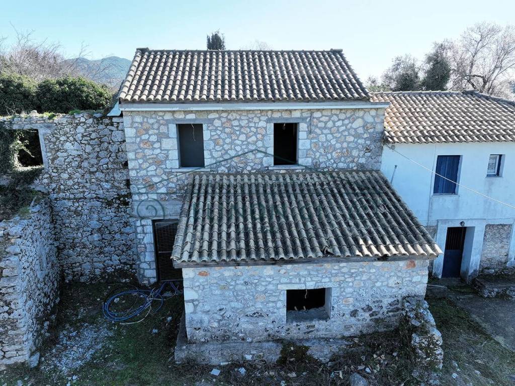 Ημιτελής πέτρινη οικία στον Αλέξανδρο Λευκάδας