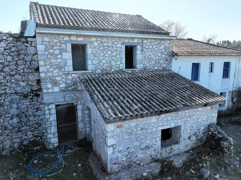 Ημιτελής πέτρινη οικία στον Αλέξανδρο Λευκάδας