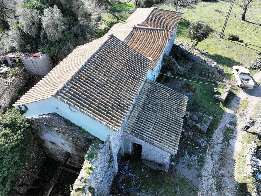 Ημιτελής πέτρινη οικία στον Αλέξανδρο Λευκάδας