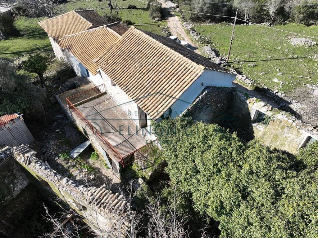 Ημιτελής πέτρινη οικία στον Αλέξανδρο Λευκάδας