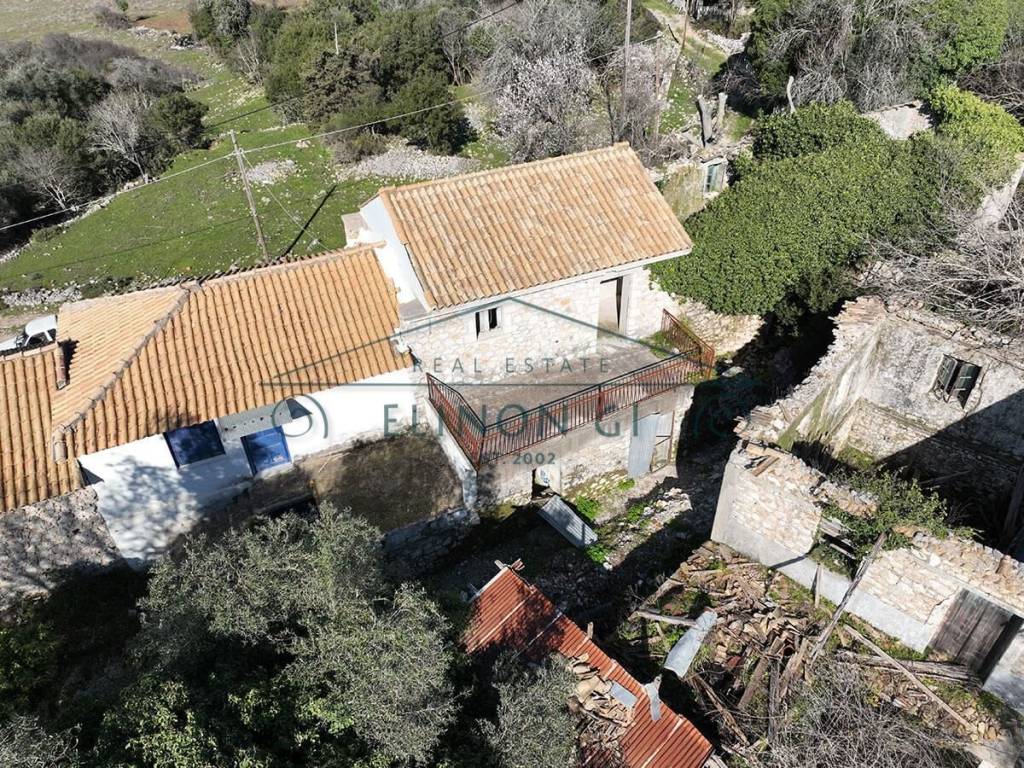 Ημιτελής πέτρινη οικία στον Αλέξανδρο Λευκάδας