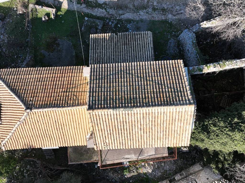 Ημιτελής πέτρινη οικία στον Αλέξανδρο Λευκάδας