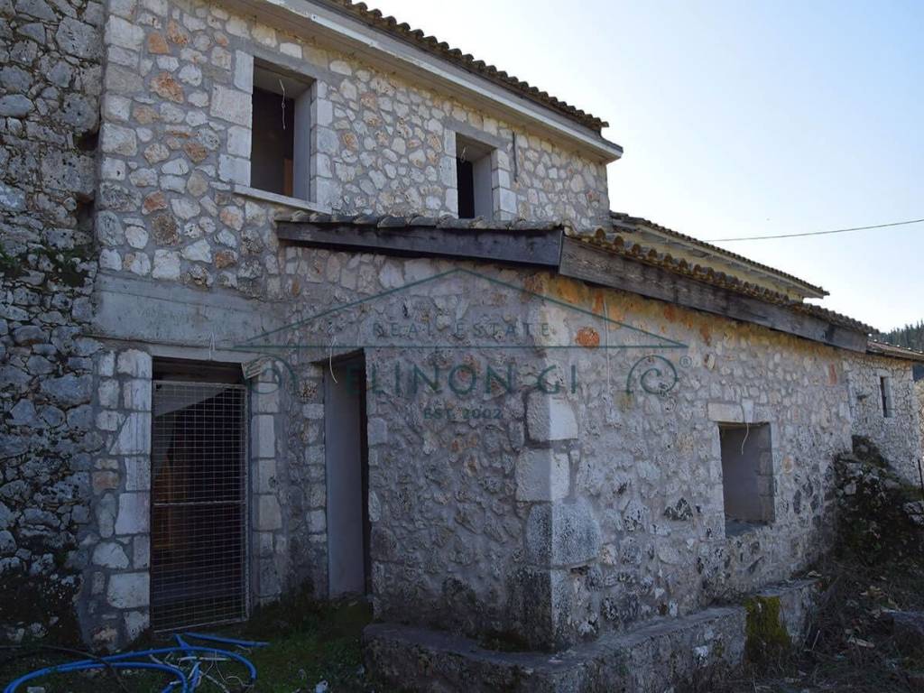 Ημιτελής πέτρινη οικία στον Αλέξανδρο Λευκάδας