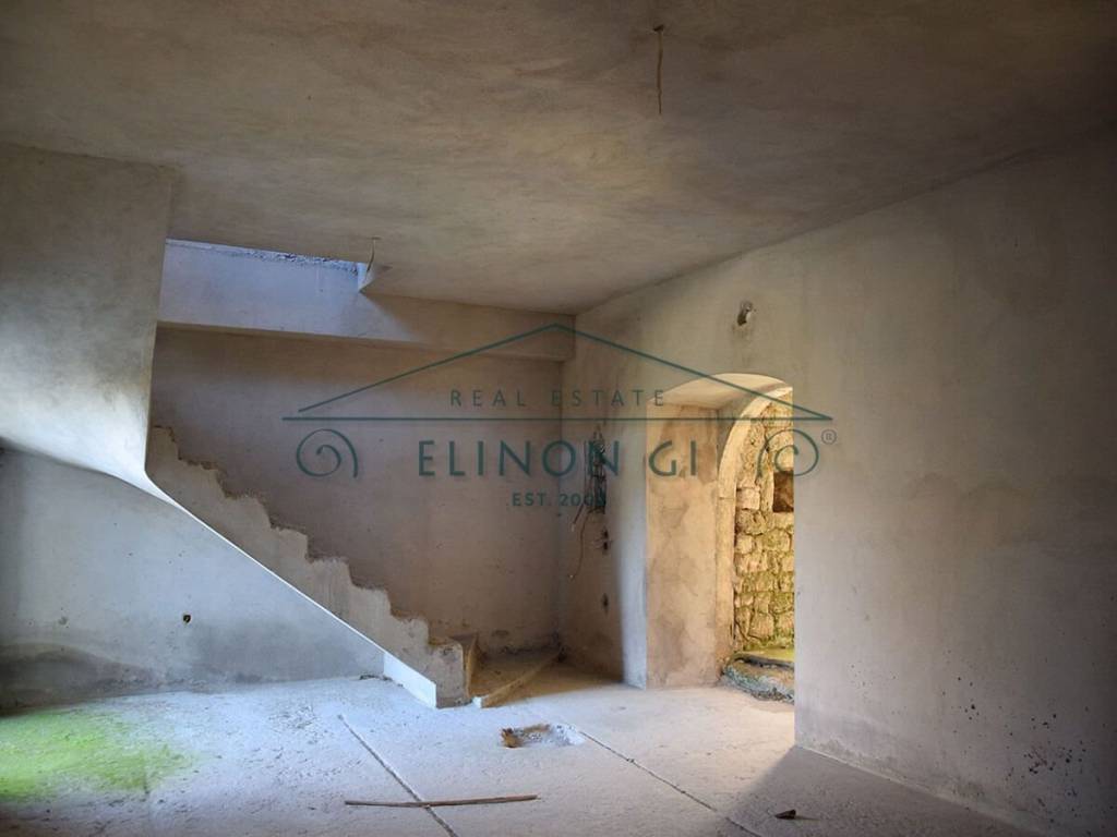 Ημιτελής πέτρινη οικία στον Αλέξανδρο Λευκάδας