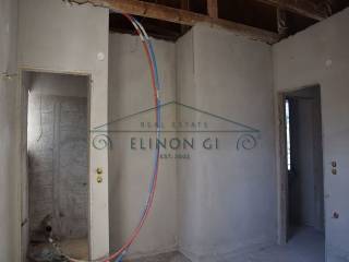 Ημιτελής πέτρινη οικία στον Αλέξανδρο Λευκάδας