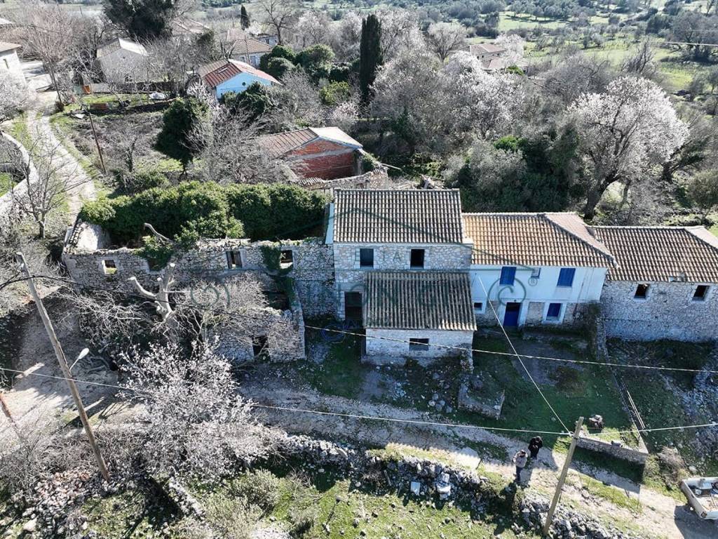 Ημιτελής πέτρινη οικία στον Αλέξανδρο Λευκάδας