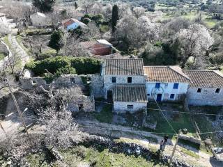 Ημιτελής πέτρινη οικία στον Αλέξανδρο Λευκάδας