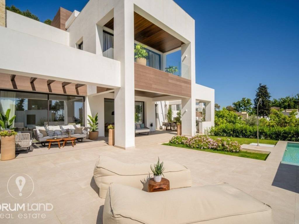 Forumland Real Estate, villa with pool