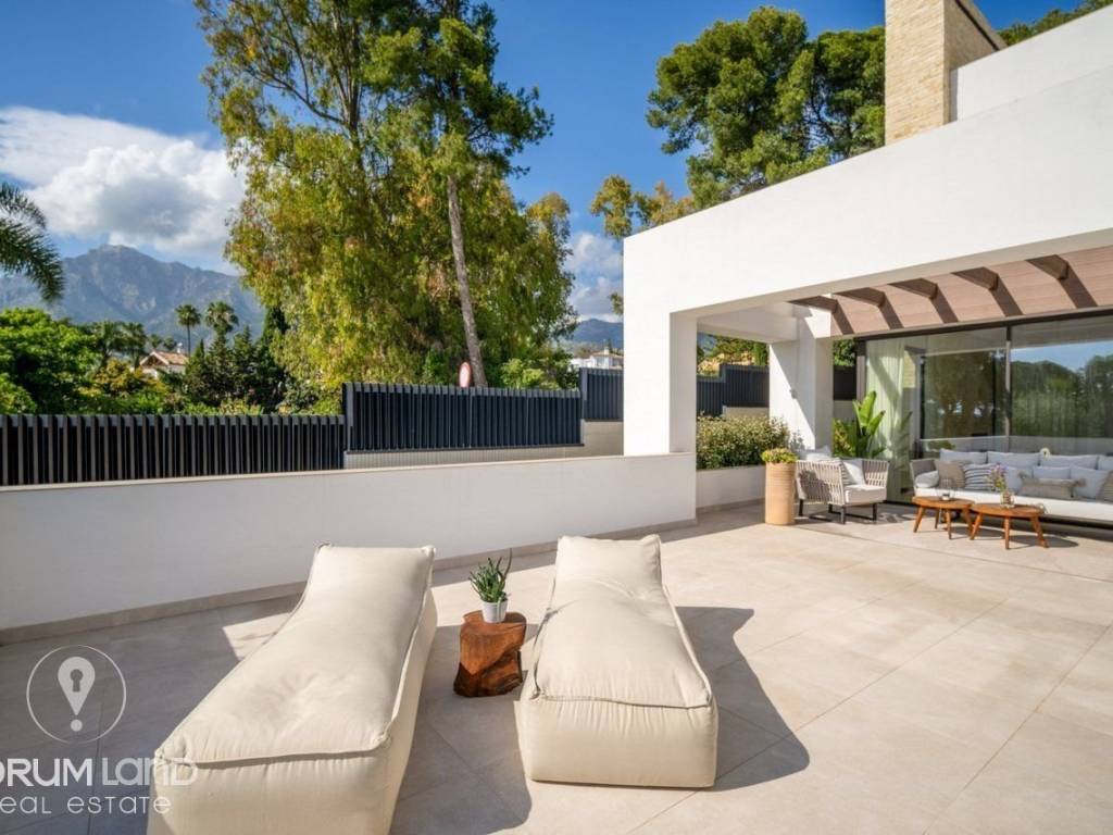 Forumland Real Estate, villa with pool