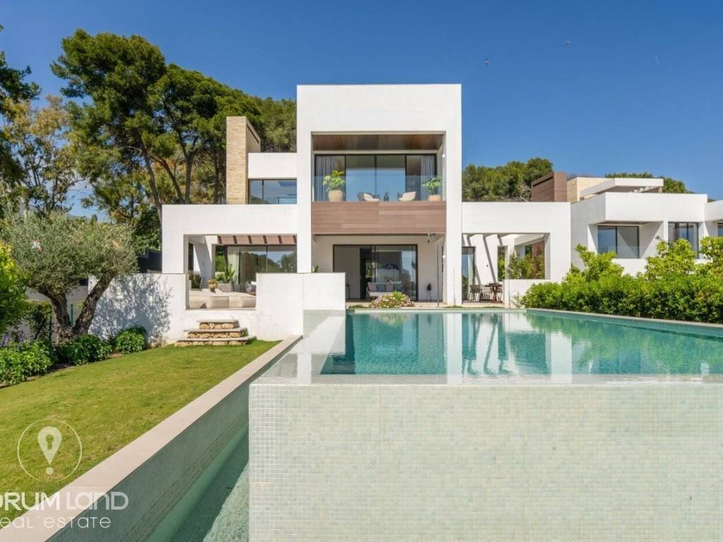 Forumland Real Estate, villa with pool