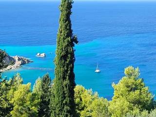 E PERIOCHE ECHEI OMORPHES PARALIES