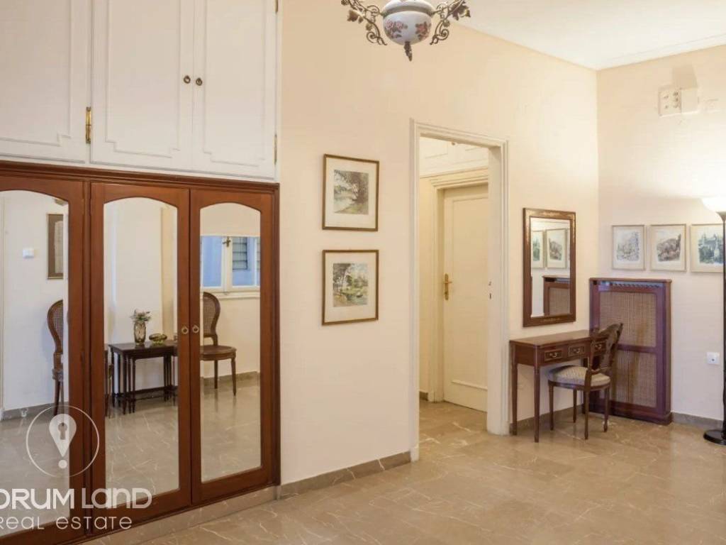 Forumland Real Estate, Χωλ