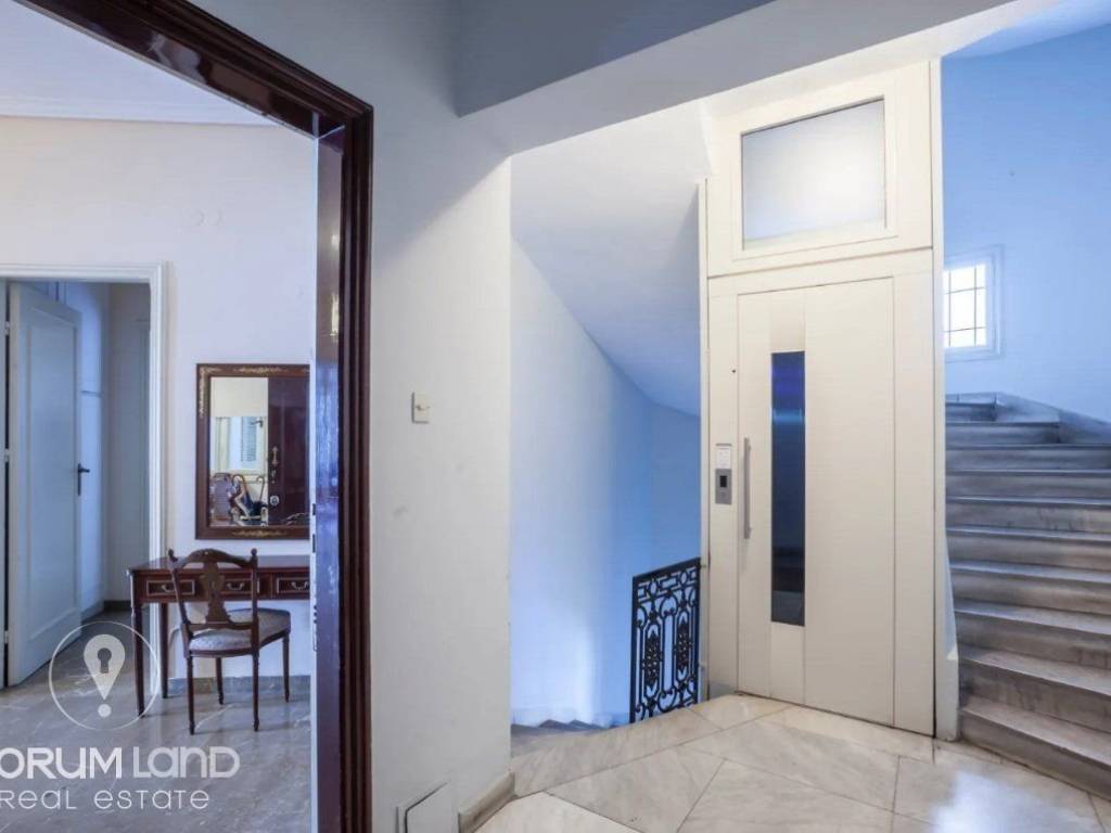 Forumland Real Estate, Ανελκυστήρας