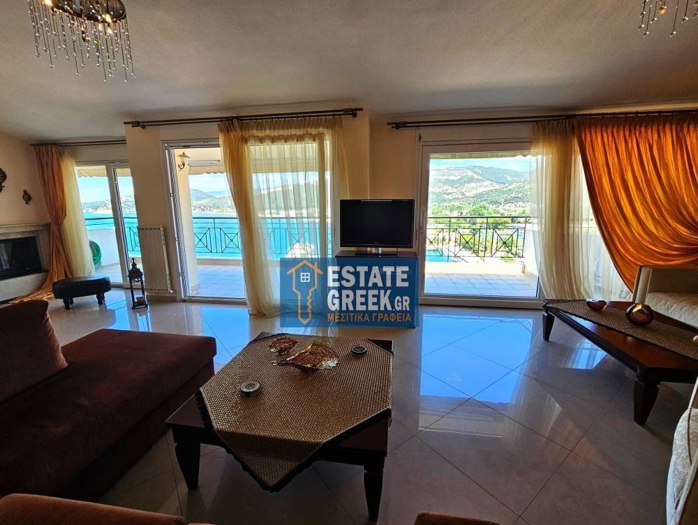 ★ Άριστη ιδιωτική κατασκευή 15 ετών ★ 4 υπνοδωμάτια + 2 μπάνια ★ Κλειστό πάρκινγκ