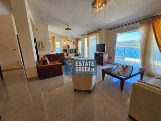 ★ Άριστη ιδιωτική κατασκευή 15 ετών ★ 4 υπνοδωμάτια + 2 μπάνια ★ Κλειστό πάρκινγκ