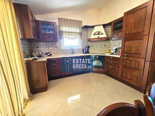 ★ Άριστη ιδιωτική κατασκευή 15 ετών ★ 4 υπνοδωμάτια + 2 μπάνια ★ Κλειστό πάρκινγκ