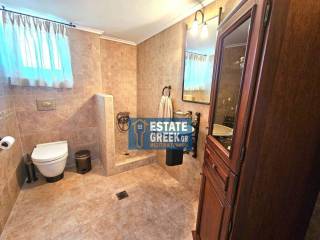 ★ Άριστη ιδιωτική κατασκευή 15 ετών ★ 4 υπνοδωμάτια + 2 μπάνια ★ Κλειστό πάρκινγκ