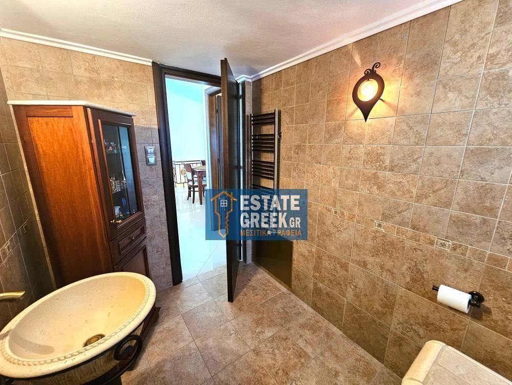 ★ Άριστη ιδιωτική κατασκευή 15 ετών ★ 4 υπνοδωμάτια + 2 μπάνια ★ Κλειστό πάρκινγκ