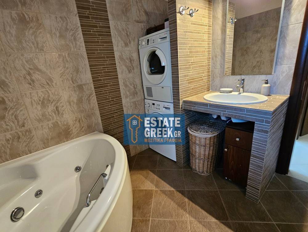 ★ Άριστη ιδιωτική κατασκευή 15 ετών ★ 4 υπνοδωμάτια + 2 μπάνια ★ Κλειστό πάρκινγκ