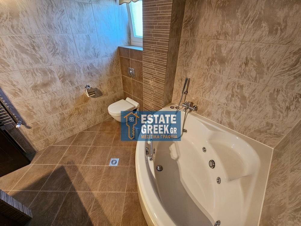 ★ Άριστη ιδιωτική κατασκευή 15 ετών ★ 4 υπνοδωμάτια + 2 μπάνια ★ Κλειστό πάρκινγκ