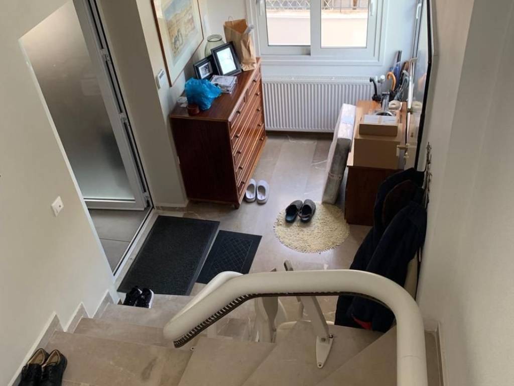 To chol eisodoy me ten skala poy odegei ston oropho