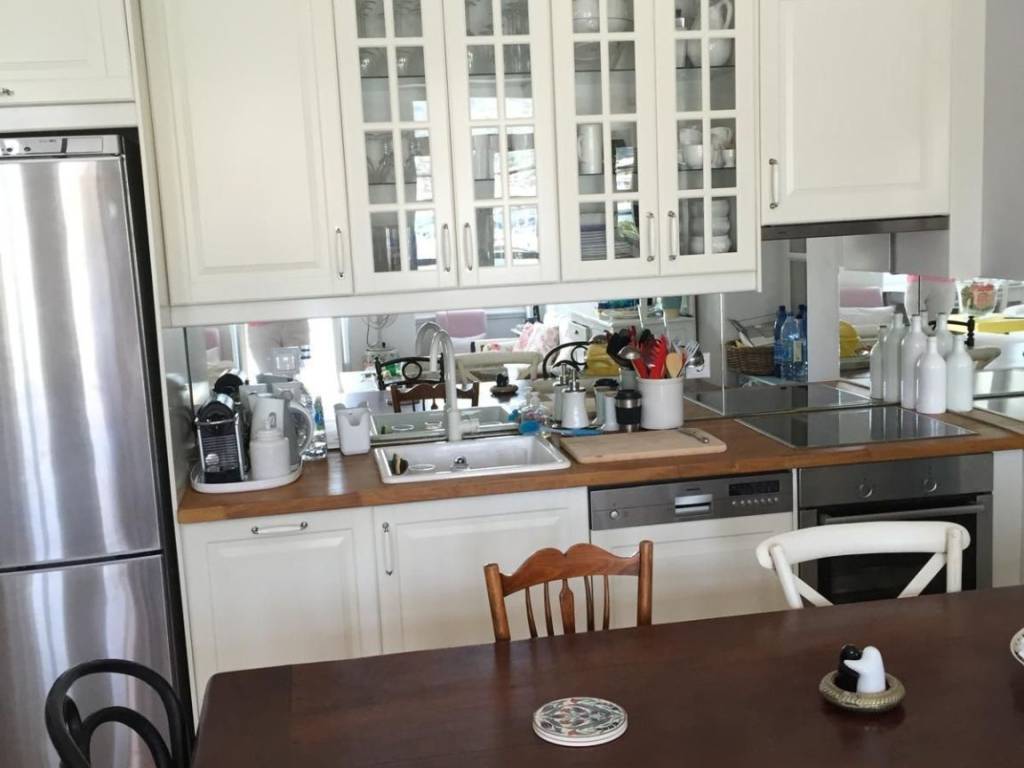 E koyzina me ten trapezaria