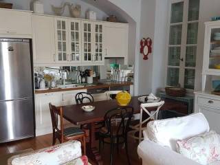 Anoichte Koyzina me trapezaria