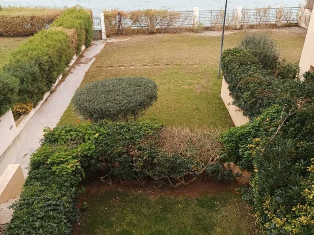 idiotikos kepos me apeytheias prosbase sten paralia