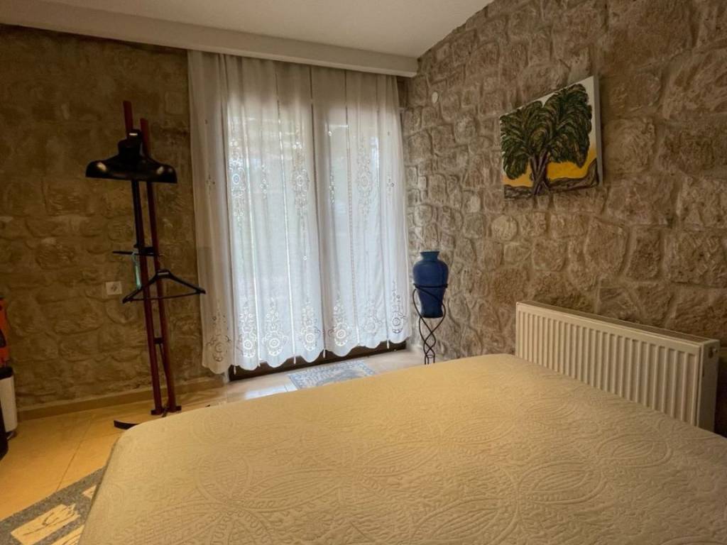 Ena apo ta dyo domatia toy protoy orophoy