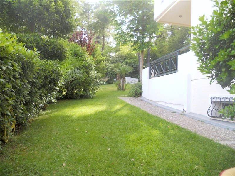 Κήπος ολόγυρα.