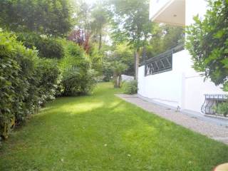 Κήπος ολόγυρα.