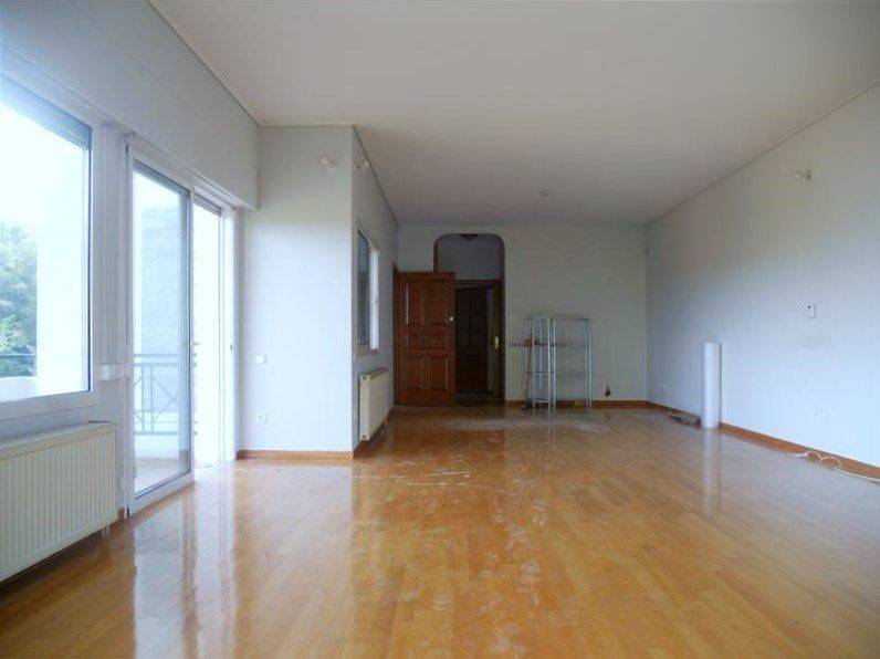 Πολύ ευρύχωρο και φωτεινό σαλόνι.