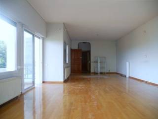 Πολύ ευρύχωρο και φωτεινό σαλόνι.