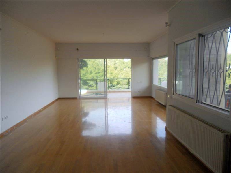 Σαλόνι περίπου 5 επί 11, με μεγάλη βεράντα.