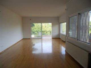 Σαλόνι περίπου 5 επί 11, με μεγάλη βεράντα.