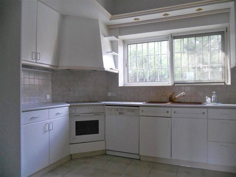 Ευρύχωρη και φωτεινή κουζίνα.