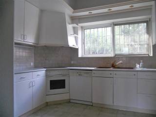 Ευρύχωρη και φωτεινή κουζίνα.