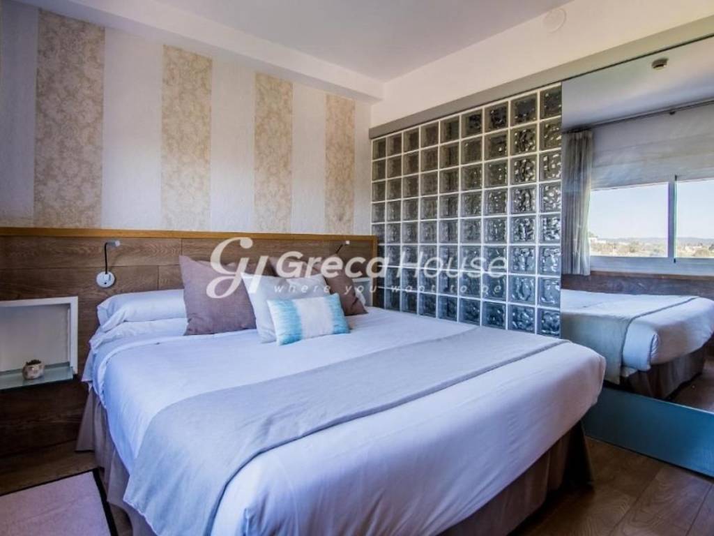  Anakainismeno xenodocheio pros polese sto Loytraki