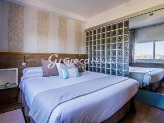  Anakainismeno xenodocheio pros polese sto Loytraki