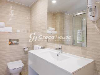  Anakainismeno xenodocheio pros polese sto Loytraki