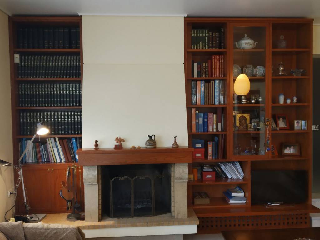 Τζάκι με όμορφο έπιπλο-βιβλιοθήκη