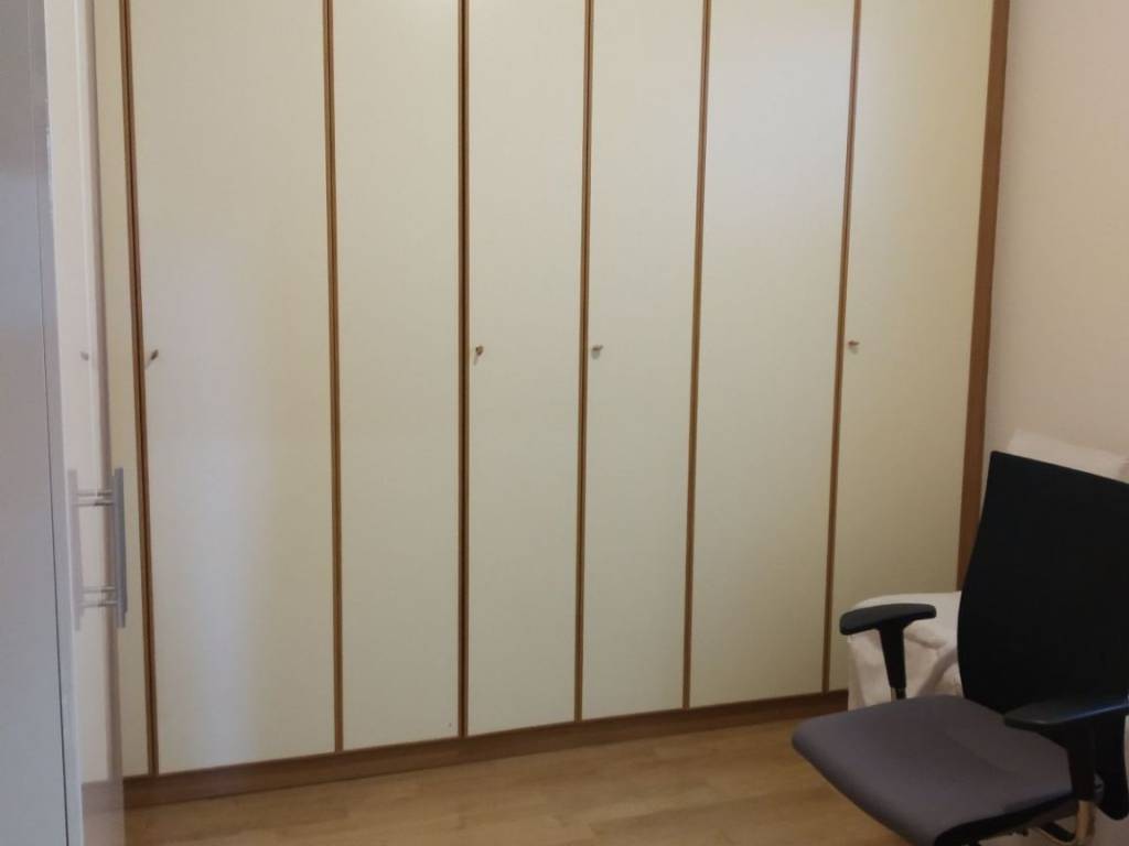 Πολλές ντουλάπες