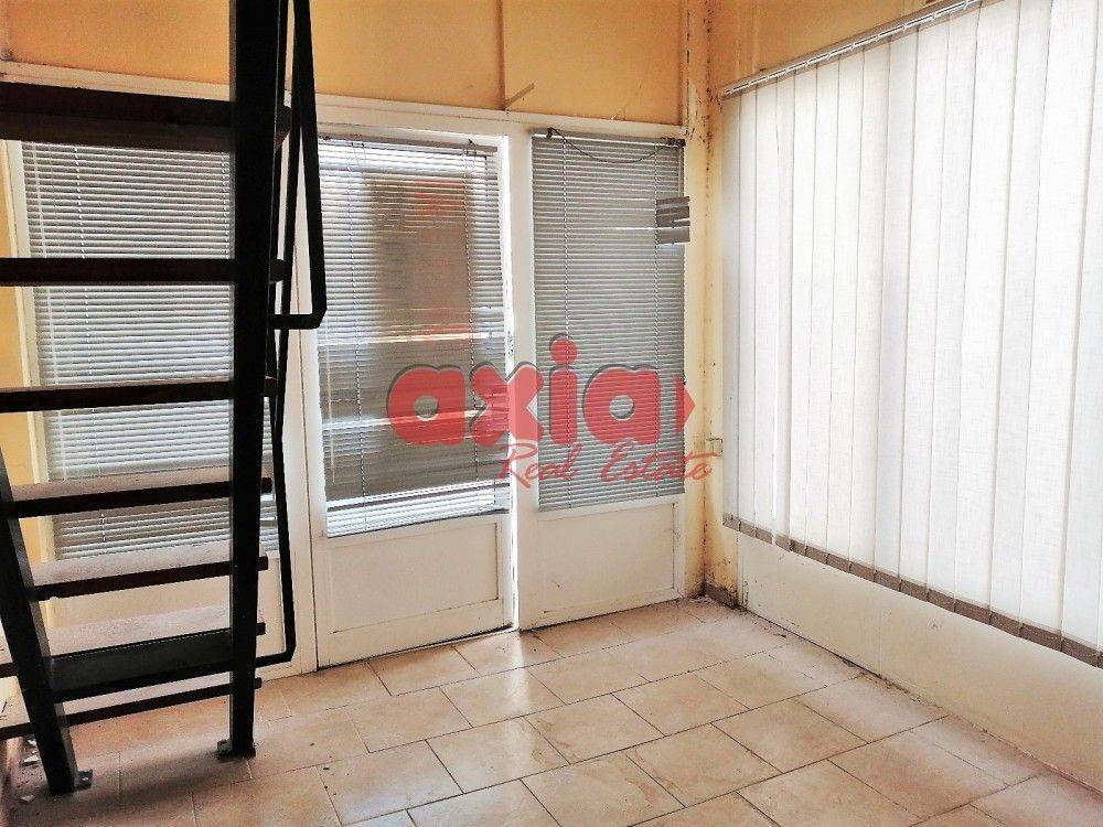 Καβάλα, Κέντρο: Ενοικιάζεται κεντρικό Κατάστημα συνολικού εμβαδού 32τ.μ.. Αποτελείται από 1 κύριο χώρο 16τμ και ένα πατάρι 16τμ ως αποθηκευτικό χώρο.