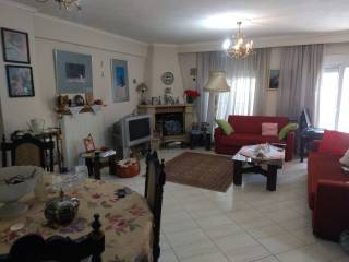 Σαλόνι με τζάκι και τραπεζαρία