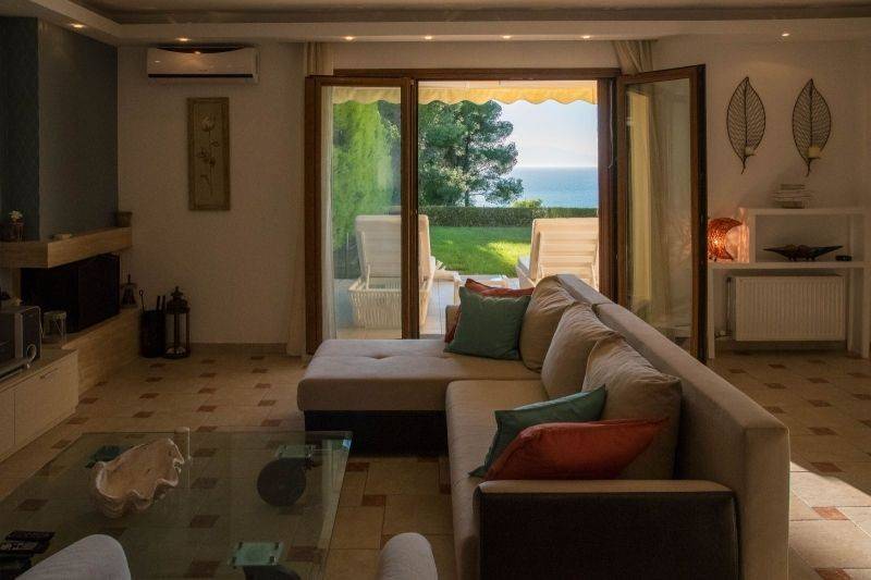 ΣΑΛΟΝΙ-ΤΡΑΠΕΖΑΡΙΑ