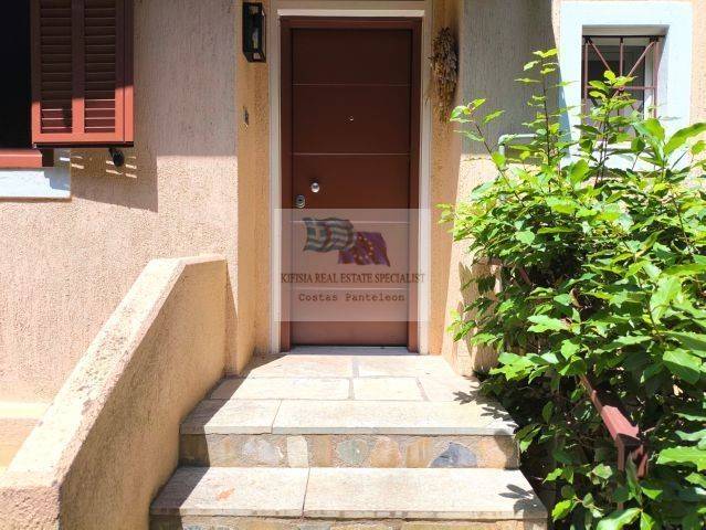 BUILDING&#039;S ENTRANCE