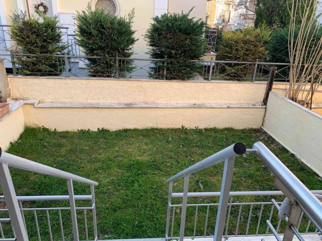 μικρή αυλή στο πίσω μέρος