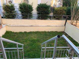 μικρή αυλή στο πίσω μέρος